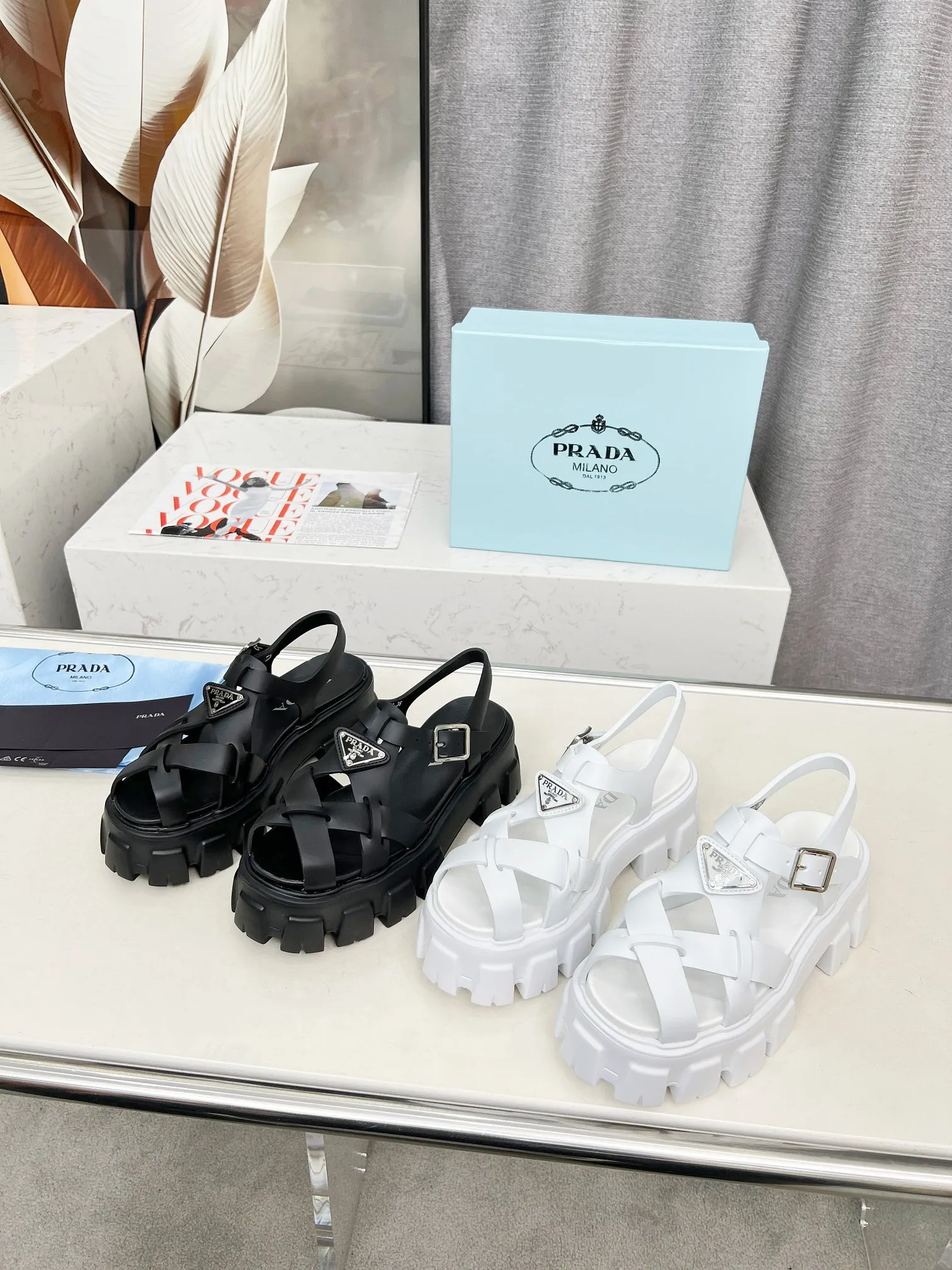 👟👟Ex-factory price 460👟👟 prada Roman shoes will definitely make you fall in love with them! The latest spring and summer sawtooth Roman braided thick-soled sandals E64, retro, fashionable and avant-garde gear teeth, 55mm thick-soled soles and uppers, making the whole pair of shoes light and comfortable. Bright colors, a variety of choices to satisfy fashionable people of different styles! The iconic metal triangle logo is paired with the shape of ancient beach sandals. Every design element is fashionable! Color: black and white Size: 35-41